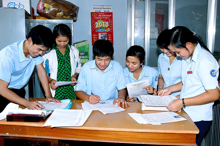 Học sinh làm hồ sơ đăng ký dự thi THPT Quốc gia. Ảnh: Đ.T
