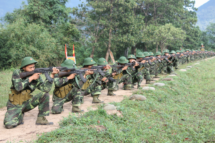 Lữ đoàn Công binh 7 (Quân đoàn 3) huấn luyện chiến sĩ mới nội dung bắn súng tiểu liên AK bài 1. Ảnh: V.H