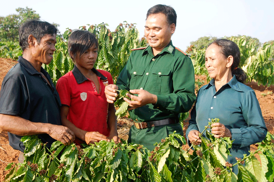 Tình quân dân như cá với nước thì phên giậu lòng dân càng chắc chắn. Ảnh: Đ.T Tình quân dân như cá với nước thì phên giậu lòng dân càng chắc chắn. Ảnh: Đ.T