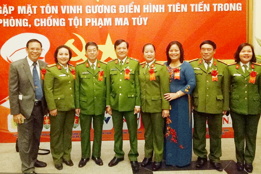 Thượng tá Y Mai Anh (thứ 2 từ trái sang) dự buổi gặp mặt tôn vinh gương điển hình tiên tiến trong phòng-chống tội phạm ma túy. Ảnh: T.N