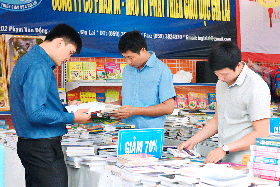Sự xuất hiện của nhiều nhà sách mới hy vọng mang lại nguồn sinh khí mới cho văn hóa đọc tại Phố núi. Ảnh: Đ.T