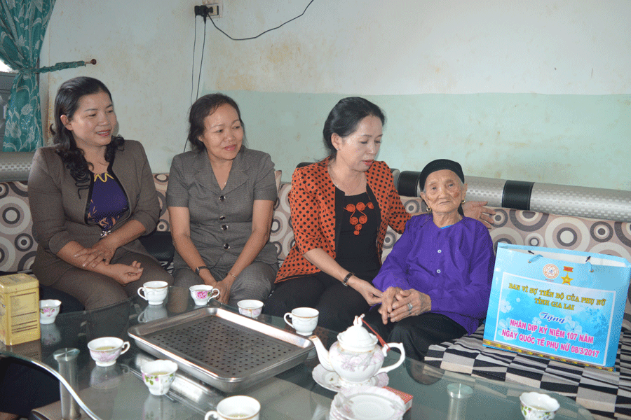 Ban Vì sự tiến bộ phụ nữ tỉnh thăm Mẹ Việt Nam Anh hùng Lưu Thị Sinh (ngoài cùng bên phải). Ảnh. Đ.Y Ban Vì sự tiến bộ phụ nữ tỉnh thăm Mẹ Việt Nam Anh hùng Lưu Thị Sinh (ngoài cùng bên phải). Ảnh. Đ.Y