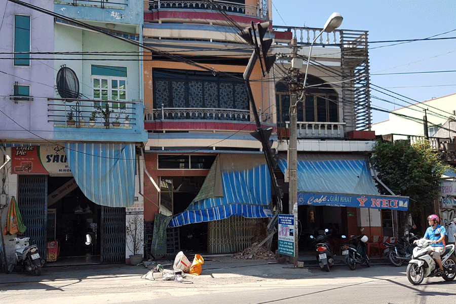 Hiện trường trụ đèn tín hiệu giao thông bị gãy cùng ngôi nhà sau vụ tai nạn. Ảnh: Thi Phú