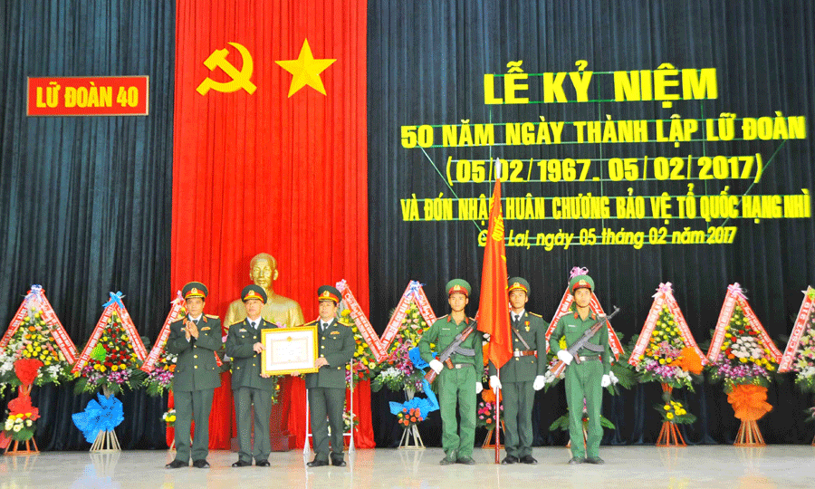 Thừa ủy quyền của Chủ tịch nước, Thiếu tướng Vũ Văn Sỹ-Tư lệnh Quân đoàn trao huân chương Bảo vệ Tổ quốc hạng nhì cho Lữ đoàn Pháo binh 40.