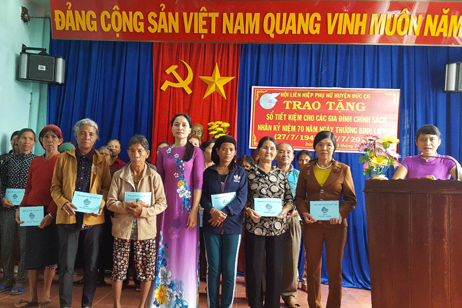 Hội LHPN huyện Đức cơ trao sổ tiết kiệm cho các gia đình phụ nữ nghèo. Ảnh: Đ.V