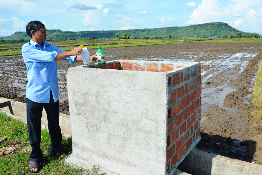 Bể chứa và xử lý rác thải trên cánh đồng. Ảnh: Đ.P