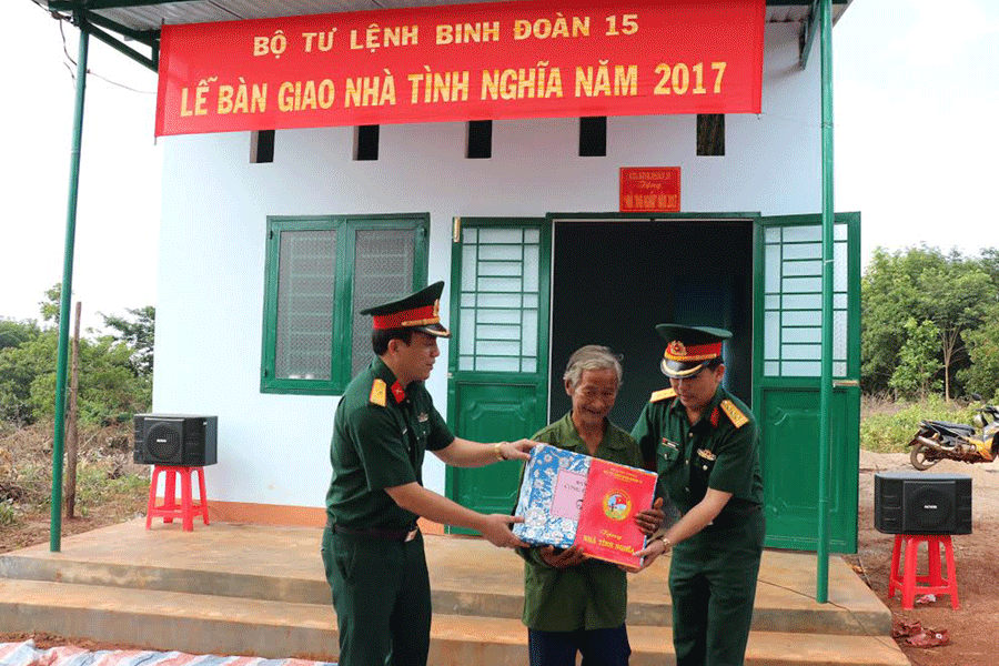 Thiếu tá Nguyễn Cảnh Quang-Giám đốc Công ty trao nhà tình nghĩa cho gia đình chính sách trên địa bàn huyện Đức Cơ. Ảnh: N.D Thiếu tá Nguyễn Cảnh Quang-Giám đốc Công ty trao nhà tình nghĩa cho gia đình chính sách trên địa bàn huyện Đức Cơ. Ảnh: N.D
