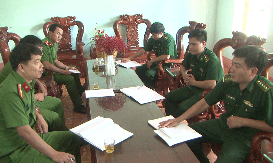 Lực lượng Công an, Biên phòng trao đổi nghiệp vụ tại Đồn Biên phòng Ia Nan (xã Ia Nan, huyện Đức Cơ). Ảnh: L.A Lực lượng Công an, Biên phòng trao đổi nghiệp vụ tại Đồn Biên phòng Ia Nan (xã Ia Nan, huyện Đức Cơ). Ảnh: L.A