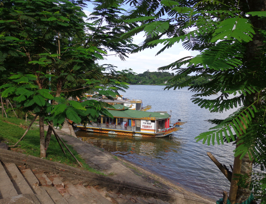 Dòng sông Hương thơ mộng.