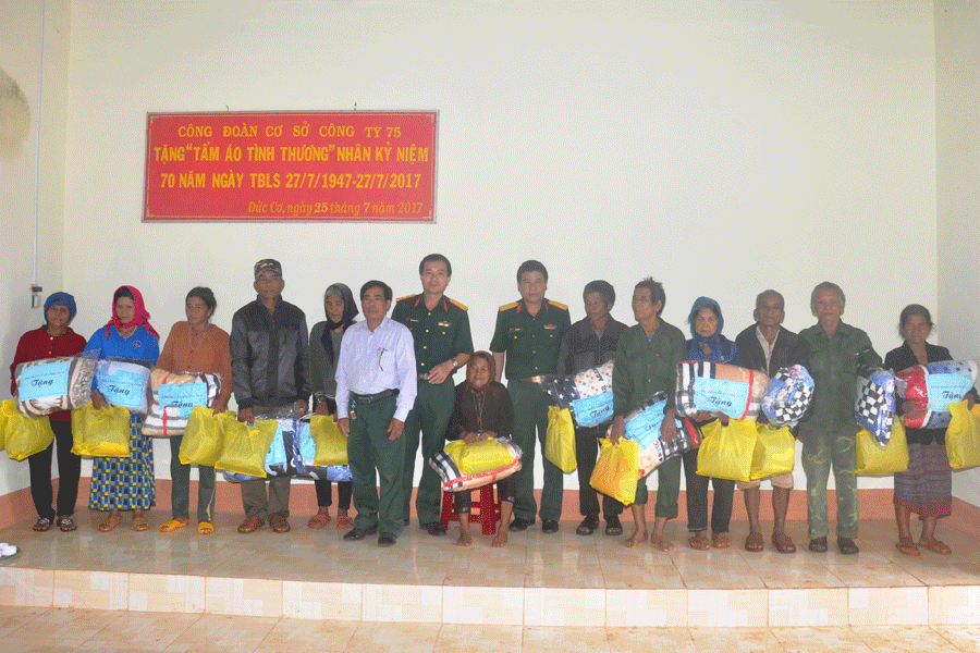 Công đoàn Công ty trao quà cho người dân. Ảnh: Thu Hiền Công đoàn Công ty trao quà cho người dân. Ảnh: Thu Hiền