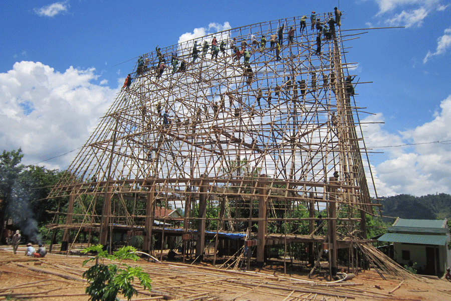 Nhà rông làng Kon Sơ Lah đang được xây dựng. Ảnh: Đ.P Nhà rông làng Kon Sơ Lah đang được xây dựng. Ảnh: Đ.P