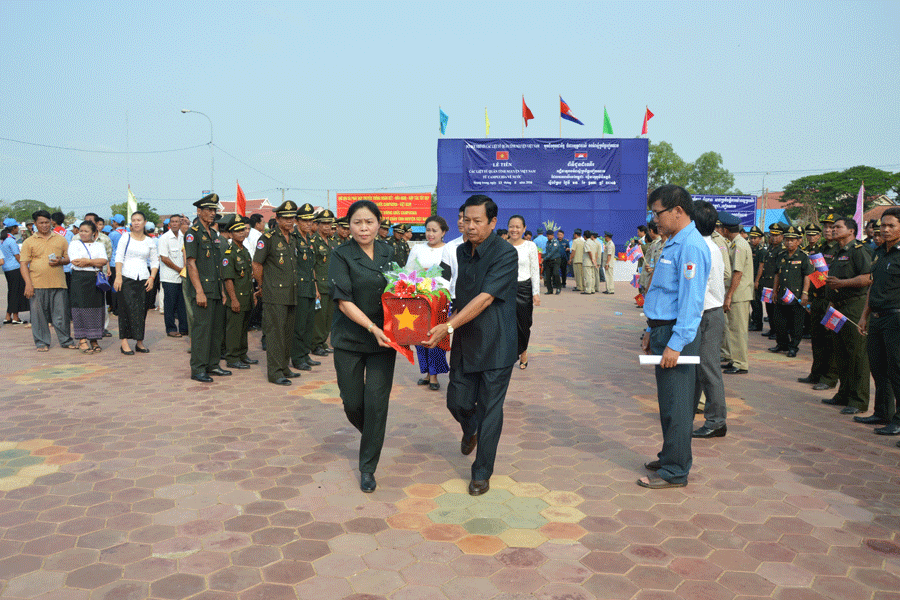 Đưa các anh về đất mẹ. Ảnh: V.H