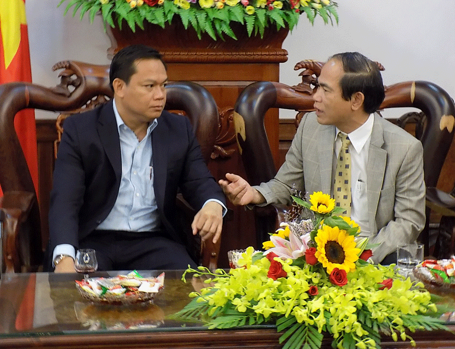 Chủ tịch UBND tỉnh Gia Lai Võ Ngọc Thành (phải) nói chuyện trao đổi với ngài Thang Sa Vun-Tỉnh trưởng tỉnh Ratanakiri về một số nội dung hợp tác giữa 2 tỉnh. Ảnh: T.N Chủ tịch UBND tỉnh Gia Lai Võ Ngọc Thành (phải) nói chuyện trao đổi với ngài Thang Sa Vun-Tỉnh trưởng tỉnh Ratanakiri về một số nội dung hợp tác giữa 2 tỉnh. Ảnh: T.N