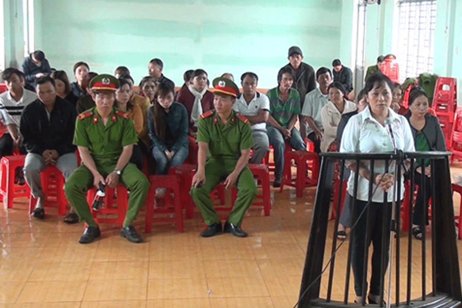 Bị cáo Võ Thị Mộng Thu trước vành móng ngựa. Ảnh: Ngọc Định Bị cáo Võ Thị Mộng Thu trước vành móng ngựa.Ảnh:Ngọc Định