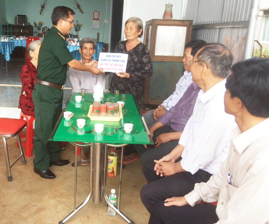 Ban Chỉ huy Quân sự thành phố trao tiền hỗ trợ cho gia đình cựu quân nhân Nguyễn Thị Thu. Ảnh: P.D Ban Chỉ huy Quân sự thành phố trao tiền hỗ trợ cho gia đình cựu quân nhân Nguyễn Thị Thu. Ảnh: P.D