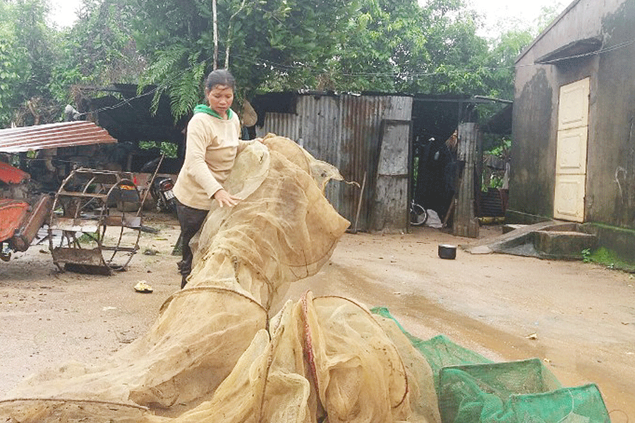 Nước hồ Ia Nâm dâng cao nên những người dân sống bằng nghề đánh bắt cá đành phải xếp những tấm lưới cất vào góc nhà. Ảnh: T.H