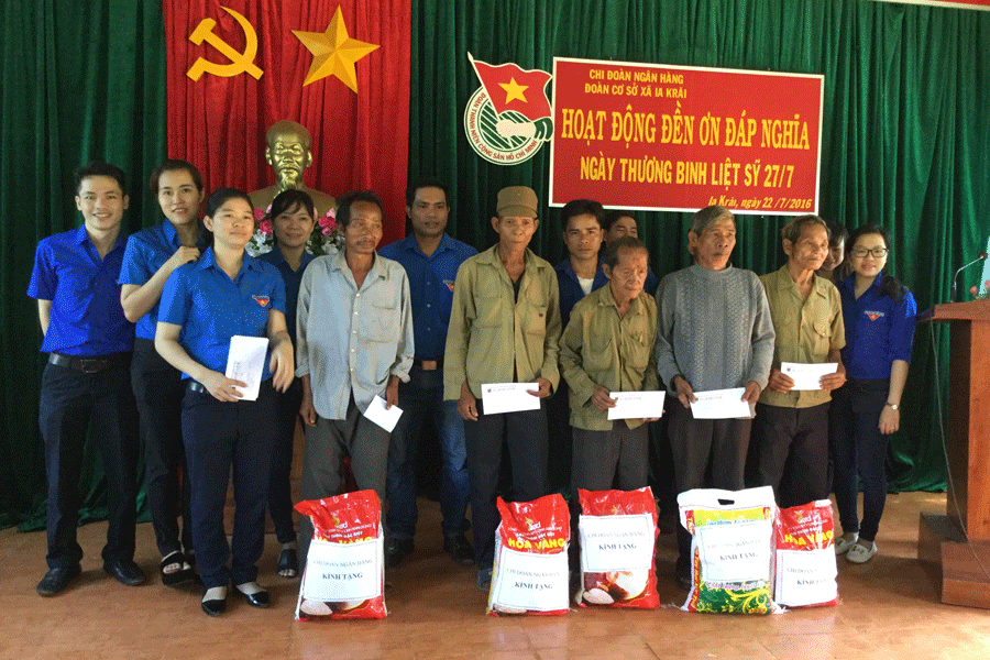  Tặng quà cho gia đình chính sách tại xã Ia Krai, huyện Ia Grai. Ảnh: Thanh Nhật