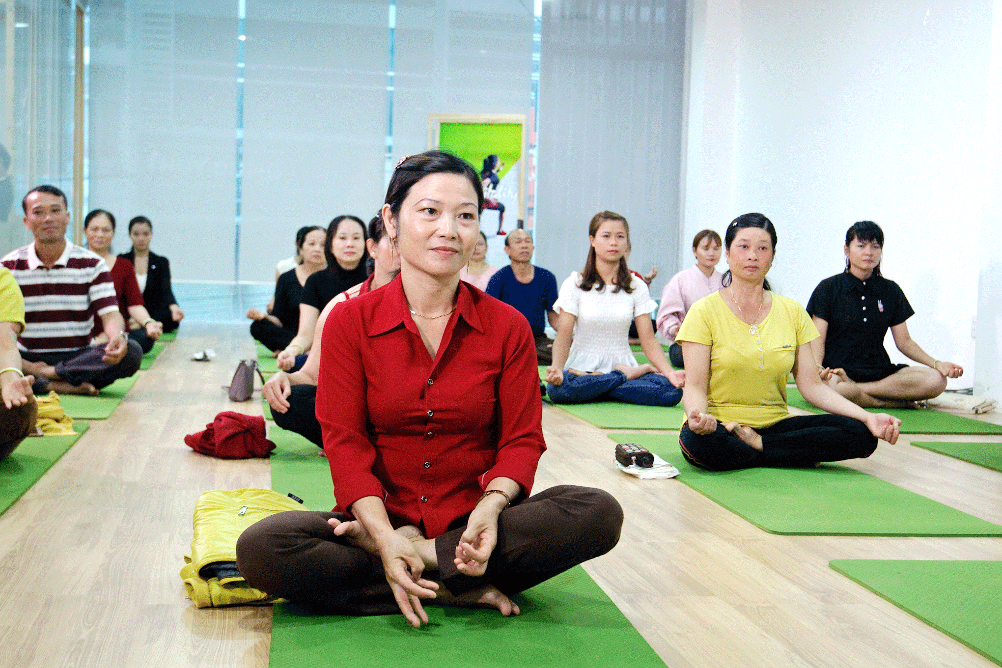 Tham gia tập Yoga dưới sự hướng dẫn của các chuyên gia.