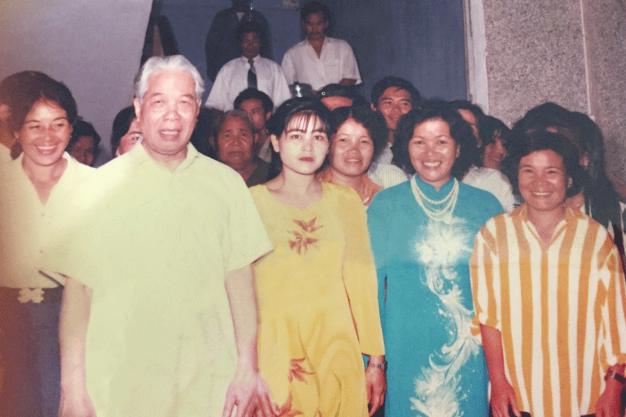 Bà Võ Thị Thúy Cải (thứ 2 từ phải sang) chụp hình lưu niệm cùng nguyên Tổng Bí thư Đỗ Mười (ảnh tư liệu).