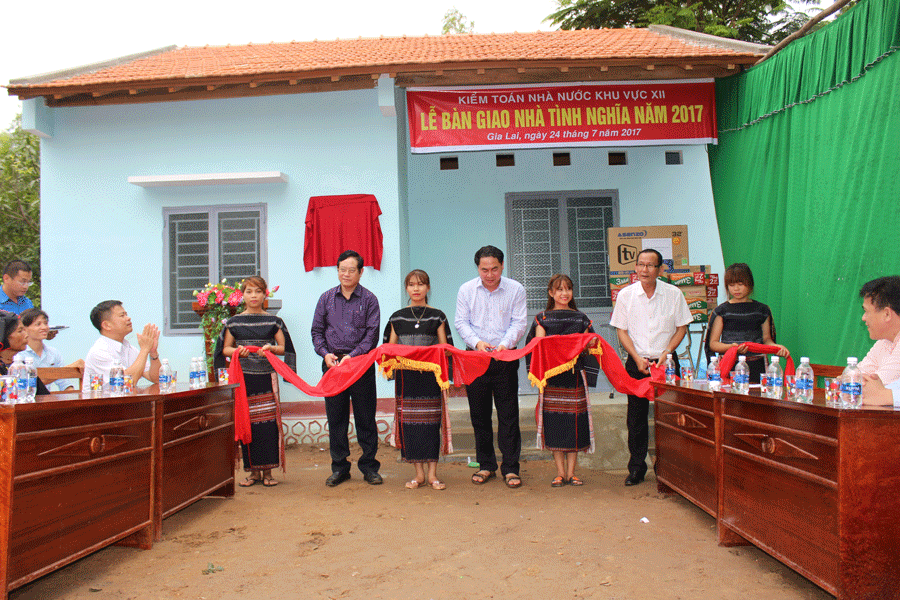 Lãnh đạo 2 đơn vị và huyện Kbang cắt băng khánh thành căn nhà. Ảnh: N.D Lãnh đạo 2 đơn vị và huyện Kbang cắt băng khánh thành căn nhà. Ảnh: N.D
