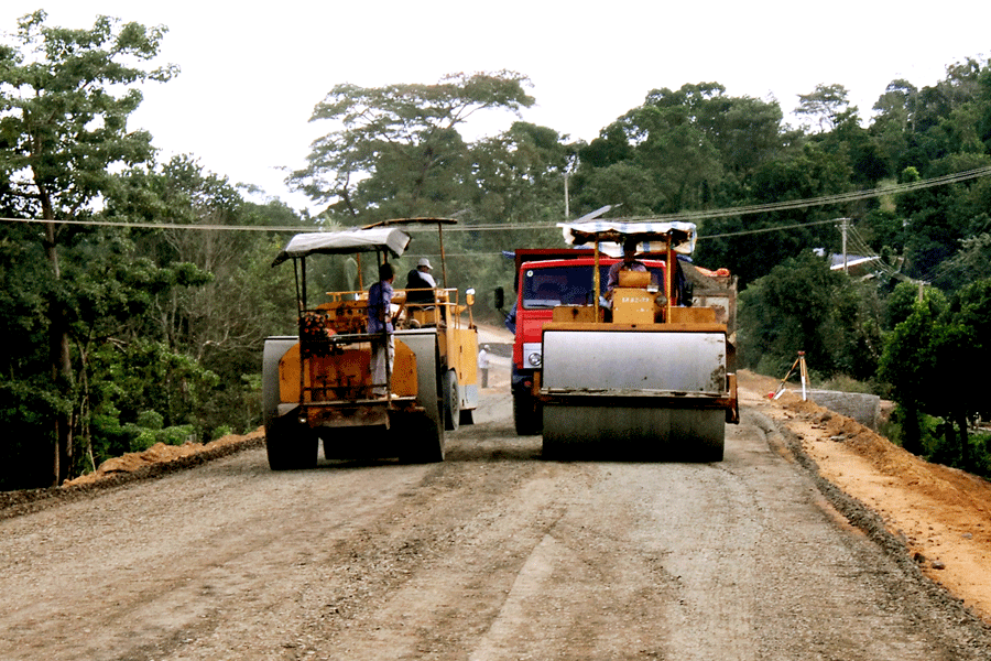 Sửa chữa các tuyến tỉnh lộ. Ảnh: Đ.T