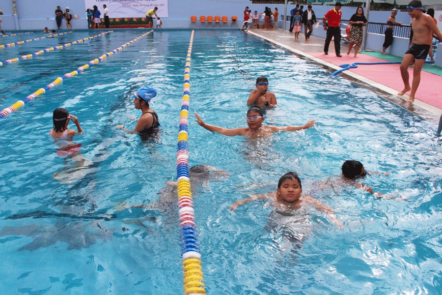 Các học viên tham gia khóa học bơi. Ảnh: T.B