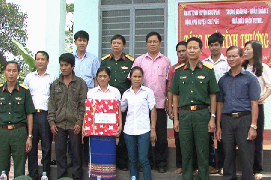 Trao nhà cho gia đình ông Siu Je, làng Ea Lũh (xã Nghĩa Hưng, huyện Chư Pah). Ảnh: Đ.Y