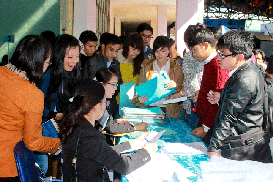  Nhiều thanh niên tham gia tư vấn công tác xuất khẩu lao động. Ảnh: Đ.Y