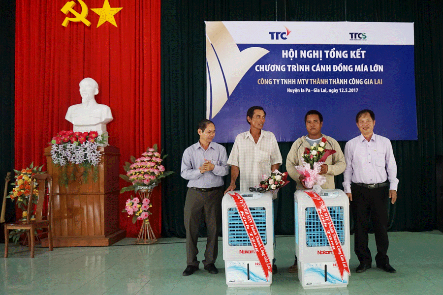 Lãnh đạo Công ty và huyện Ia Pa trao thưởng cho các hộ liên kết sản xuất mía đạt năng suất cao. Ảnh: N.D Lãnh đạo Công ty và huyện Ia Pa trao thưởng cho các hộ liên kết sản xuất mía đạt năng suất cao. Ảnh: N.D