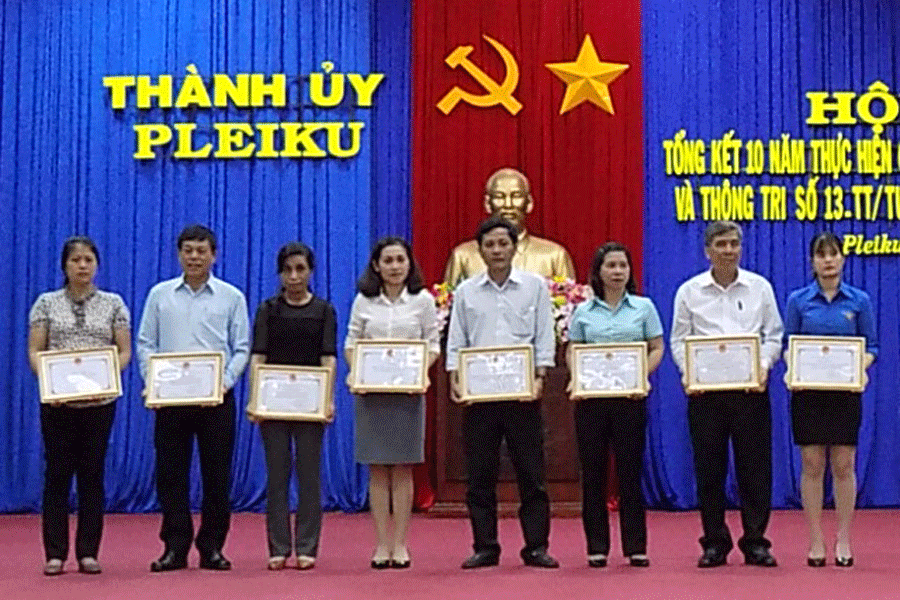 Các tập thể và cá nhân có thành tích tiêu biểu được khen thưởng. Ảnh: T.N Các tập thể và cá nhân có thành tích tiêu biểu được khen thưởng. Ảnh: T.N