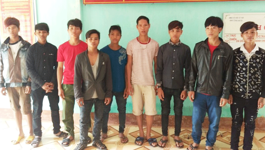 Các đối tượng bị đưa ra kiểm điểm trước dân. Ảnh: H.T