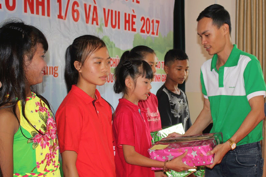 Công ty CP Gia Lai CTC trao 10 phần quà cho học sinh mồ côi có thành tích học tập xuất sắc. Ảnh: N.T Công ty CP Gia Lai CTC trao 10 phần quà cho học sinh mồ côi có thành tích học tập xuất sắc. Ảnh: N.T