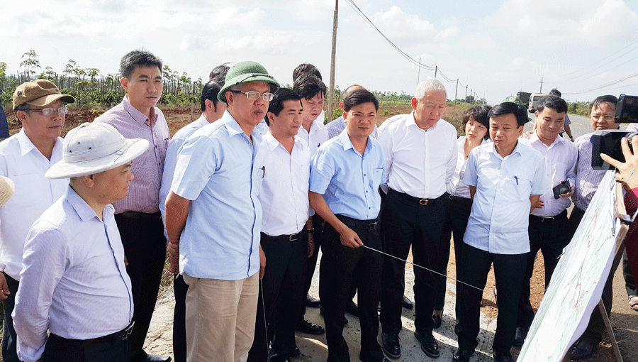 Đoàn giám sát của Ủy ban Thường vụ Quốc hội giám sát dự án BOT Đức Long. Ảnh: M.T Đoàn giám sát của Ủy ban Thường vụ Quốc hội giám sát dự án BOT Đức Long. Ảnh: M.T