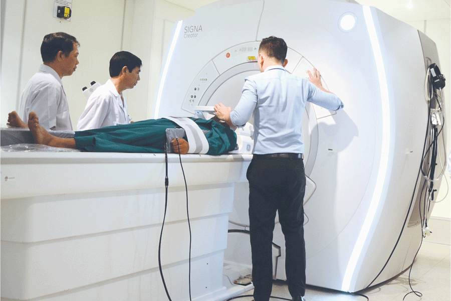 Chuẩn bị cho bệnh nhân chụp cộng hưởng từ MRI. Ảnh: Đ.P Chuẩn bị cho bệnh nhân chụp cộng hưởng từ MRI. Ảnh: Đ.P