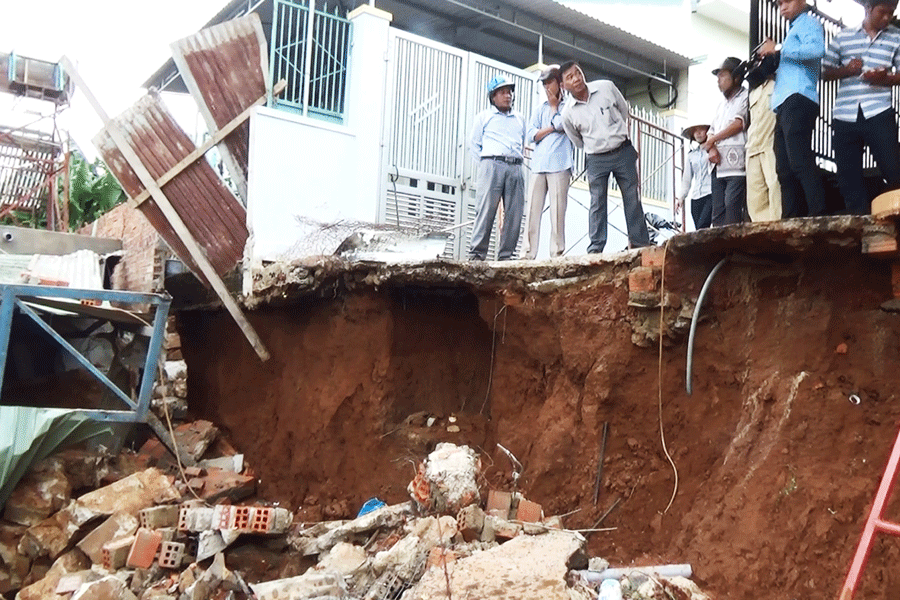 Mưa gây sạt lở sập tường nhà dân do lối thoát nước bị ngập. Ảnh: N.G Mưa gây sạt lở sập tường nhà dân do lối thoát nước bị ngập. Ảnh: N.G