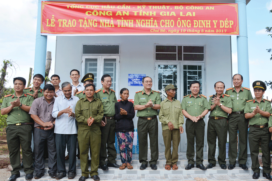 Bàn giao nhà tình nghĩa cho vợ chồng ông Đinh Y Dép. Ảnh: H.T Bàn giao nhà tình nghĩa cho vợ chồng ông Đinh Y Dép. Ảnh: H.T