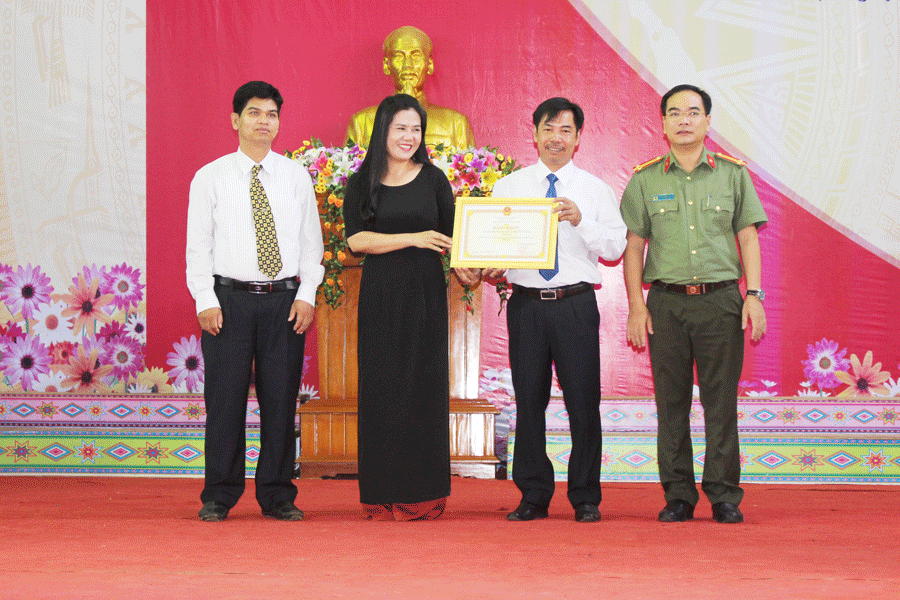 Ban Giám hiệu Trường Phổ thông Dân tộc Nội trú tỉnh nhận bằng khen của Bộ Công an. Ảnh: N.G Ban Giám hiệu Trường Phổ thông Dân tộc Nội trú tỉnh nhận bằng khen của Bộ Công an. Ảnh: N.G