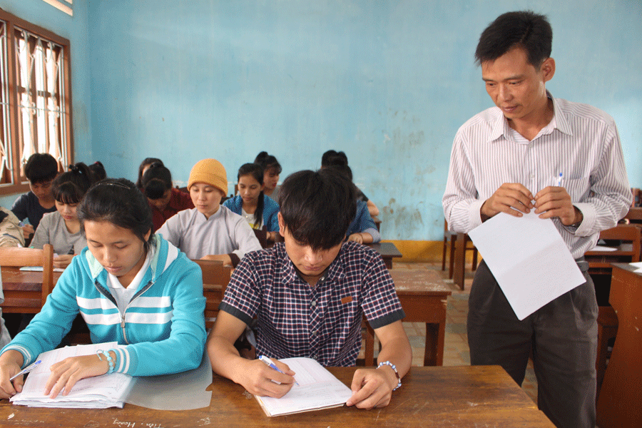 Học viên lớp 12 tại Trung tâm Giáo dục Thường xuyên tỉnh ôn luyện môn Lịch sử. Ảnh: N.G