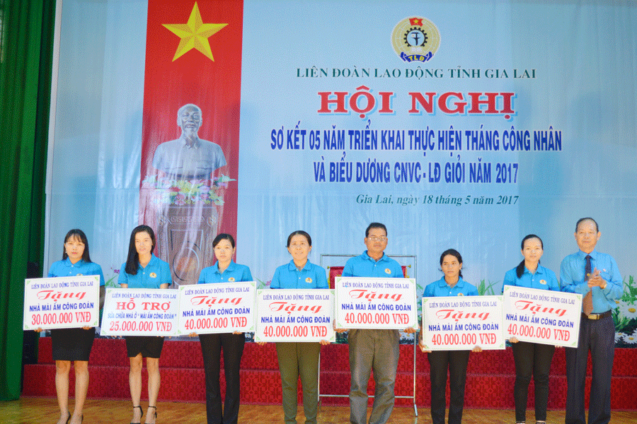 Trao tiền hỗ trợ xây dựng, sửa chữa “Mái ấm Công đoàn”. Ảnh: A.H Trao tiền hỗ trợ xây dựng, sửa chữa “Mái ấm Công đoàn”. Ảnh: A.H