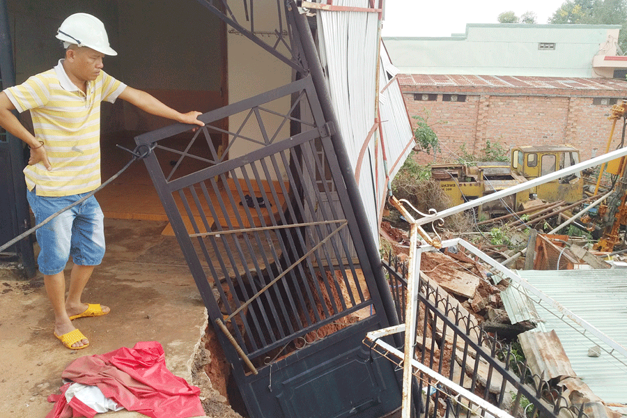 Nhà ông Hà bị sập móng nhà và có nguy cơ bị sập đổ. Ảnh: N.G Nhà ông Hà bị sập móng nhà và có nguy cơ bị sập đổ. Ảnh: N.G