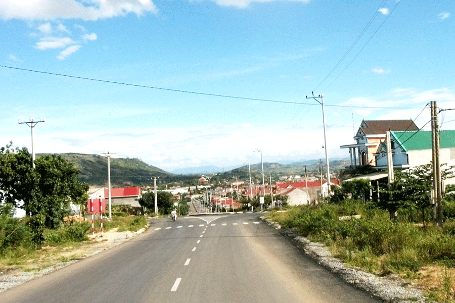 Đường Trường Sơn Đông đoạn bắt đầu đi vào thị trấn Kbang. Ảnh: L.H Đường Trường Sơn Đông đoạn bắt đầu đi vào thị trấn Kbang. Ảnh: L.H