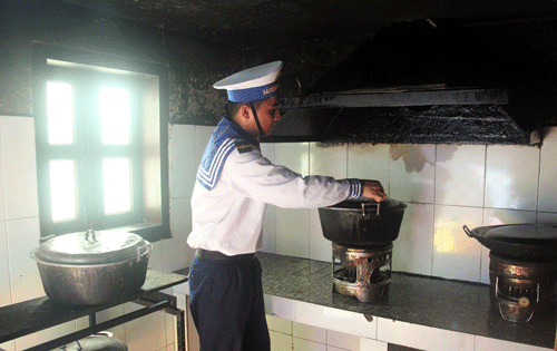 Khu bếp của các cán bộ chiến sĩ Hải quân đảo Đá Lớn C. Khu bếp của các cán bộ chiến sĩ Hải quân đảo Đá Lớn C.