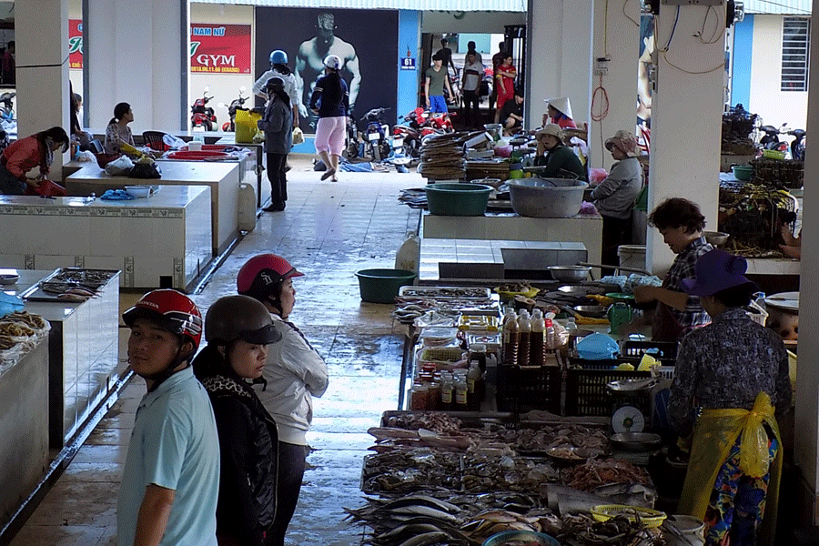 Tăng cường quản lý an toàn thực phẩm trong chế biến, kinh doanh sản phẩm thịt động vật tại các chợ. Ảnh: L.T
