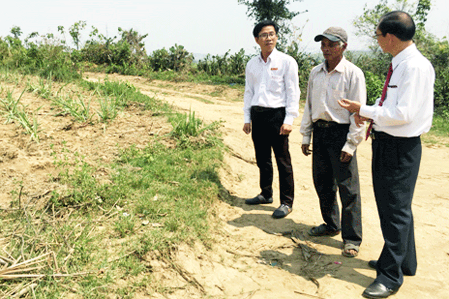 Cán bộ ngân hàng kiểm tra và đánh giá hiệu quả vốn vay phát triển kinh tế trên địa bàn. Ảnh: V.T Cán bộ ngân hàng kiểm tra và đánh giá hiệu quả vốn vay phát triển kinh tế trên địa bàn. Ảnh: V.T