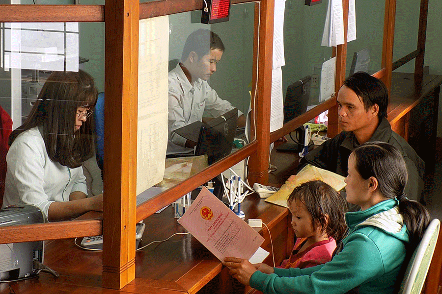 Giải quyết thủ tục hành chính cấp giấy chứng nhận quyền sử dụng đất lần đầu cho nhân dân. Ảnh: T.N