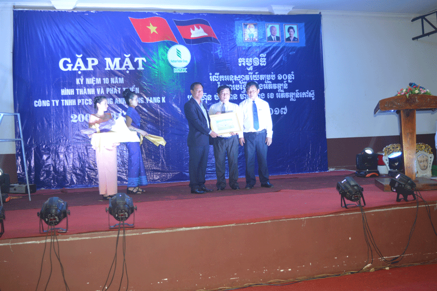 Tỉnh trưởng Ratanakiri tặng băng khen cho Công ty. Ảnh: Đ.Y Tỉnh trưởng Rattanakiri tặng Công ty bằng khen. Ảnh: Đ.Y