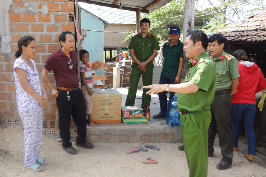 Các đơn vị kết nghĩa thường xuyên bám sát cơ sở để lắng nghe tâm tư, nguyện vọng của bà con. Ảnh: V.N Các đơn vị kết nghĩa thường xuyên bám sát cơ sở để lắng nghe tâm tư, nguyện vọng của bà con. Ảnh: V.N