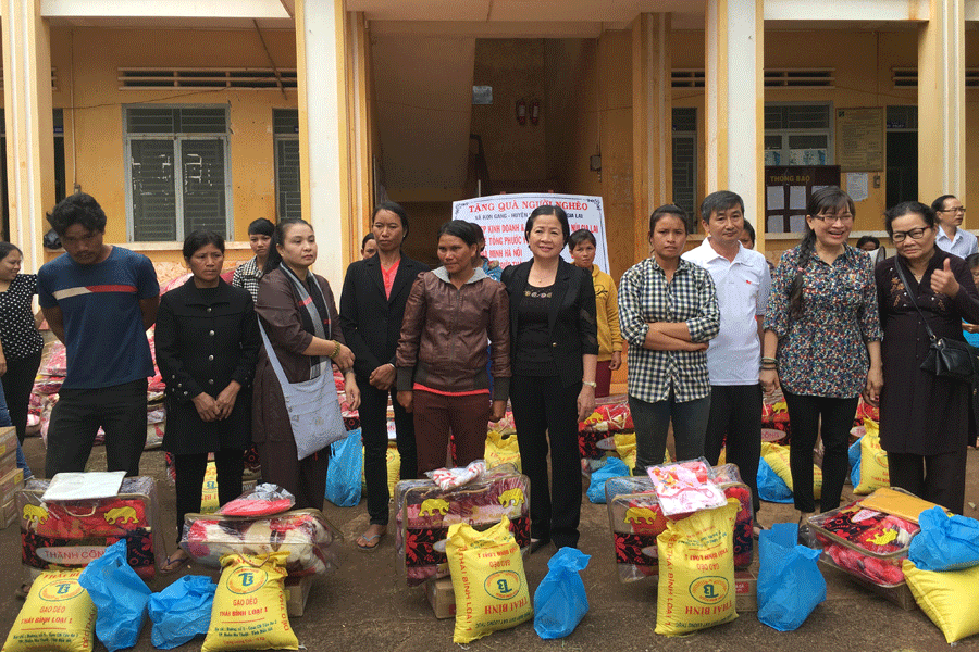 Tăng cường việc hỗ trợ trực tiếp cho người nghèo vùng khó khăn. Ảnh: T.D