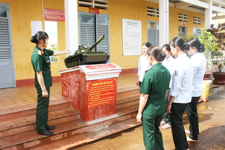 Hội Phụ nữ Lữ đoàn Tăng Thiết giáp 273 giáo dục truyền thống qua mô hình xe tăng. Ảnh: A.H