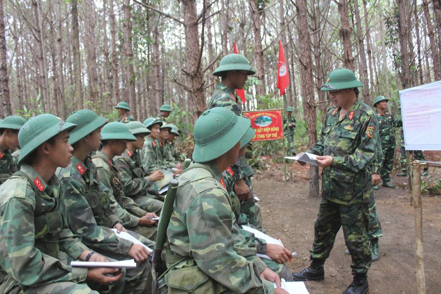 Trao đổi dân chủ trước khi bước vào huấn luyện. Ảnh: V.H